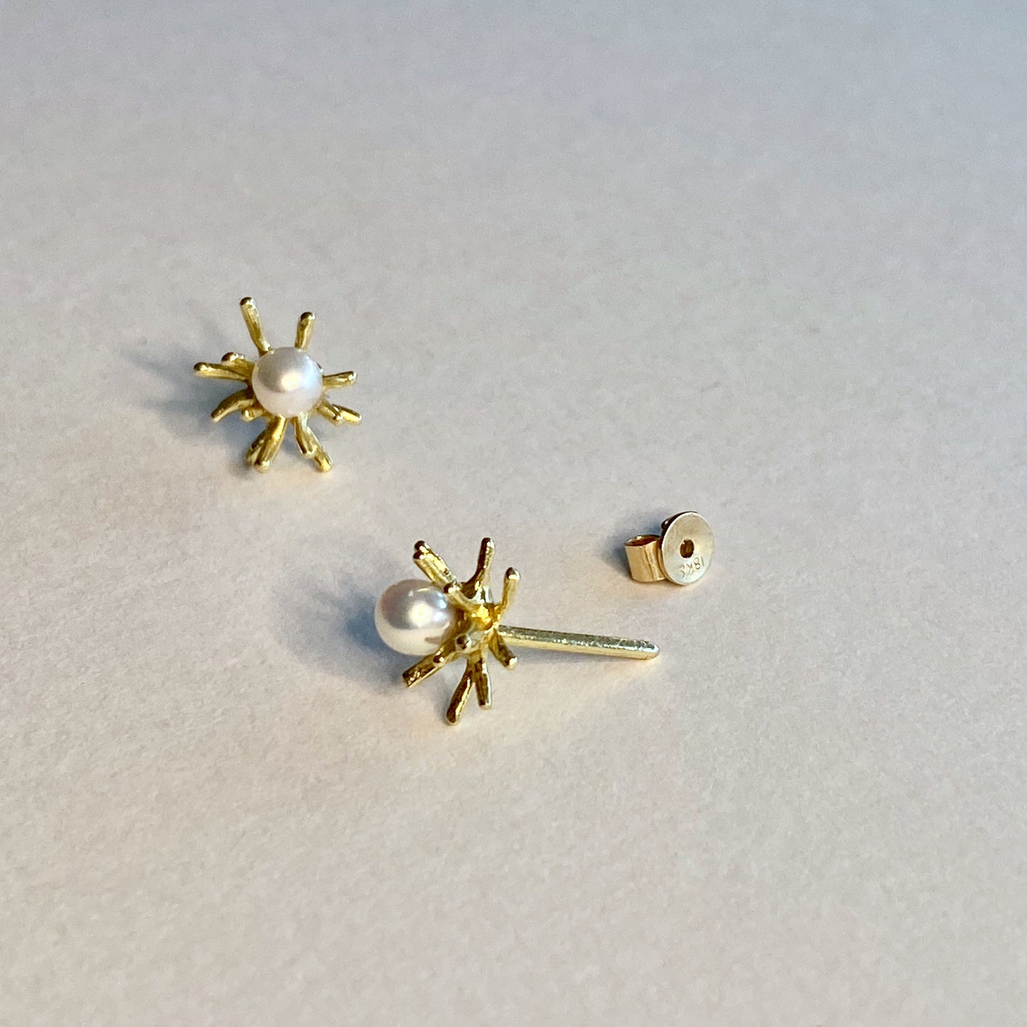 Sea Urchin earrings in solid 18 kt gold with natural pearls. Side view of the post and back.