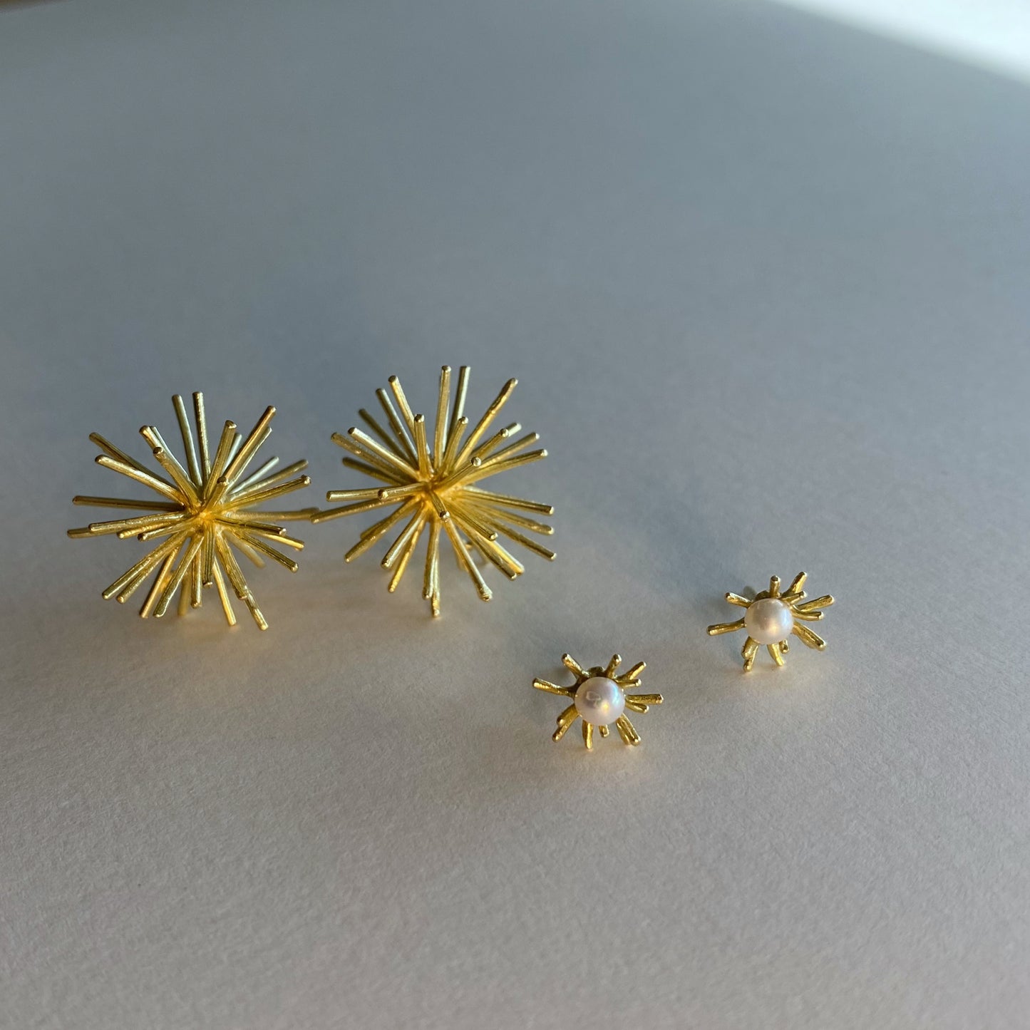 Sea Urchin earrings in solid 18 kt gold with natural pearls. Compare the smallest and the largest size of the collection.